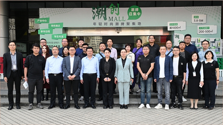 热烈欢迎中国建材流通协会携20家终端卖场高管莅临中国陶瓷总部参观指导！